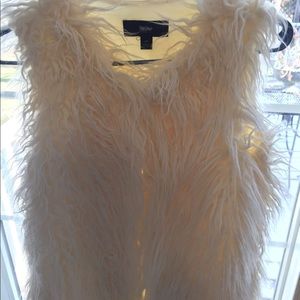 Women's Mossimo Faux Fur Vest in white. Size Small